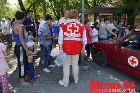 A Vöröskereszt aktivistái is a helyszínre érkeztek, hogy ivóvizet osszanak a város központjában táborozó menekülteknek