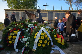 Szabadkán a Zentai úti temetőben a Vergődő madár emlékműnél is megemlékeztek az 1944-ben ártatlanul kivégzett áldozatokról