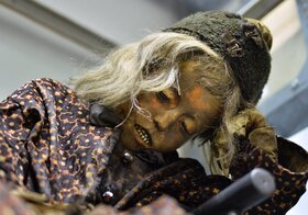 Arányi Lajos orvos, torokgyíkban (diftériában) elhunyt, néhány esztendős kisfiának százötven éves múmiája Budapesten