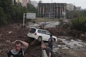 A nagy esőzések miatt rengetegen veszítették el az otthonukat, ráadásul az árvíz megrongálta a Tbiliszi állatkert falait, így lehetővé tette, hogy veszélyes állatok szökjenek ki....