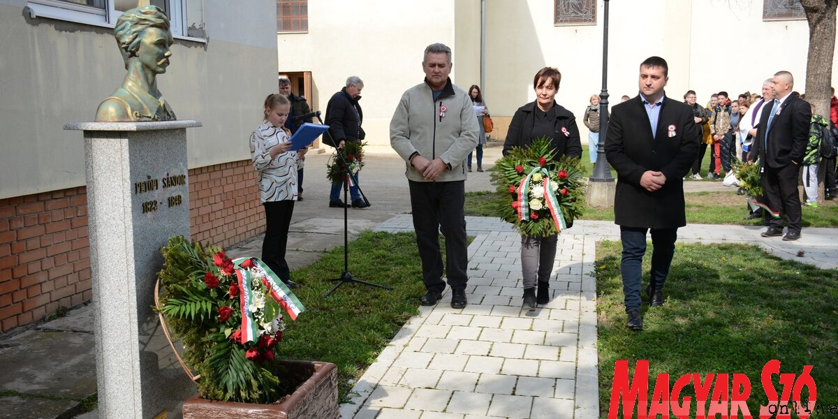 Az Es Forradalom S Szabads Gharcra Eml Keztek Szenttam Son