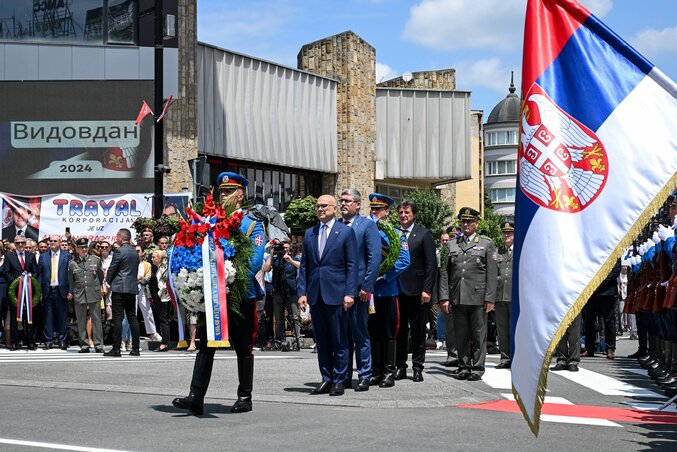 A kormánytagok megkoszorúzták a koszovói hősöknek felállított emlékművet (Fotó: Beta)