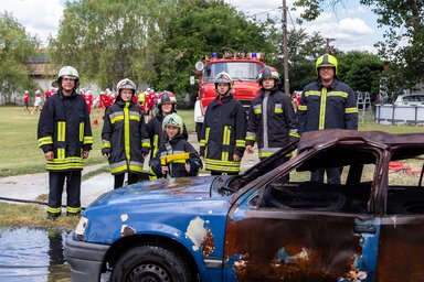 Az önkéntes tűzoltók 40 órás képzését oktatták a résztvevő gyerekeknek, ennek köszönhetően a tábor végére felnőtt segítségével el tudtak oltani egy égő autót (Fotó:Kádár Károly)