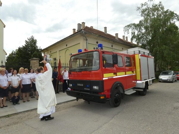 Az ünnepi szentmise után felszentelték az új tűzoltókocsit (Horváth Zsolt felvétele)