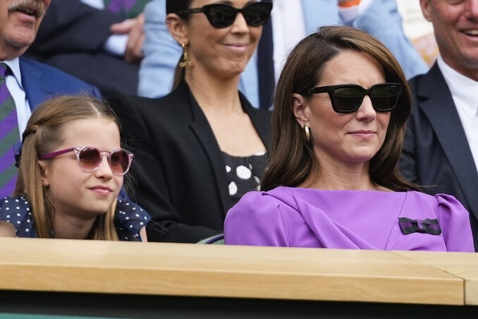 A brit uralkodóházat ezúttal a két hercegnő, Katalin és Charlotte képviselte a férfidöntőn (Fotó: Beta/AP)