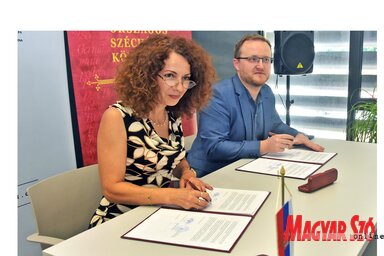 Kormányos Katona Gyöngyi és Rózsa Dávid írta alá a megállapodást (Gergely Árpád felvétele)
