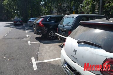 A gépkocsitulajdonosok máris használják az új parkolóhelyeket Verbász központjában (Fotó: Paraczky László)