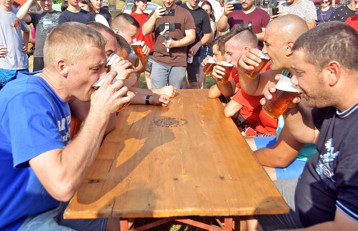 A sörivó verseny volt az egyik legnépszerűbb a melegben (Gergely Árpád felvétele)
