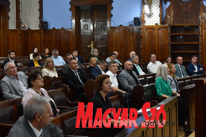 A városi képviselő-testület ülésén 55 képviselő vett részt (Fotó: Molnár Edvárd felvétele)