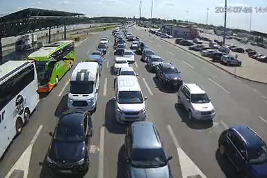 A Magyarországra tartó kocsioszlop péntek délután a Horgos–Röszke autópálya térfigyelő kamerájának „szemével” (Fotó: amss.org.rs/screenshot)