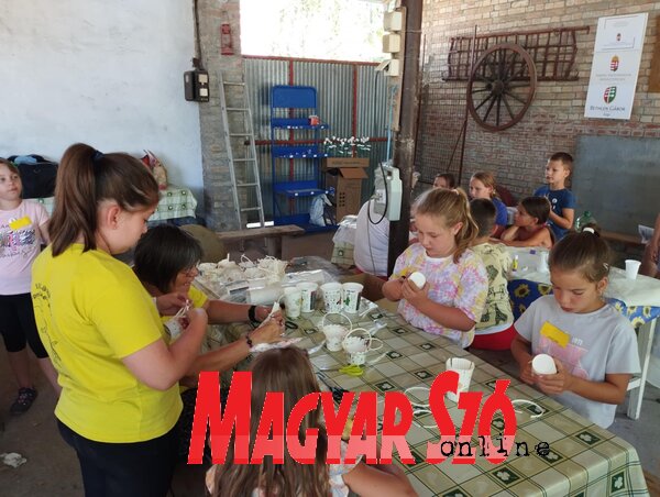 Kézműves foglalkozásokon vehetnek részt a gyermekek (Fotó: Kancsár Izabella felvétele)