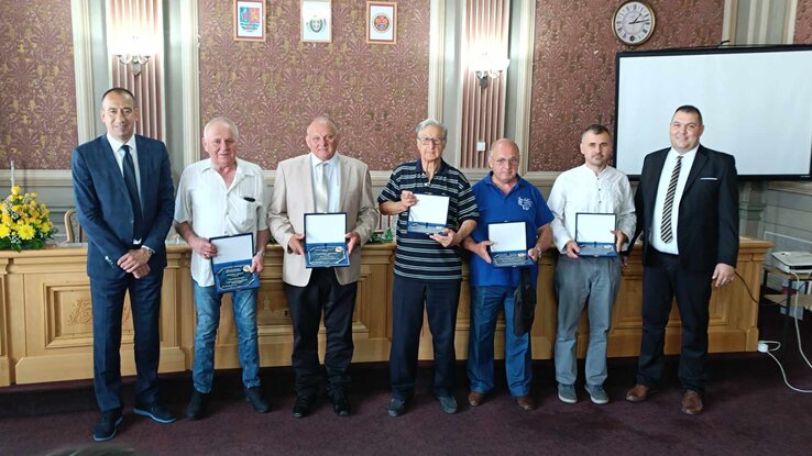 Az idei díjazottak egy része Óbecse község polgármesterével és a községi képviselő-testület elnökével (Kancsár Izabella felvétele)