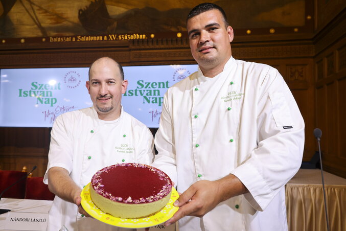 Csonka László cukrász és Novák Ádám mestercukrász bemutatja Magyarország cukormentes tortáját (Fotó: MTI)