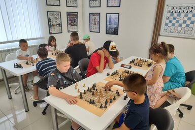 Viking sakkot tanulnak a gyerekek a szabadkai Th!nk Oktatási Központban (Rózsa Zsombor archívuma)