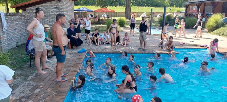 A rekkenő hőségben a kis medence sokat jelentett minden táborozó számára (Fotók:Turza Szabolcs, Hugyik Karolina)