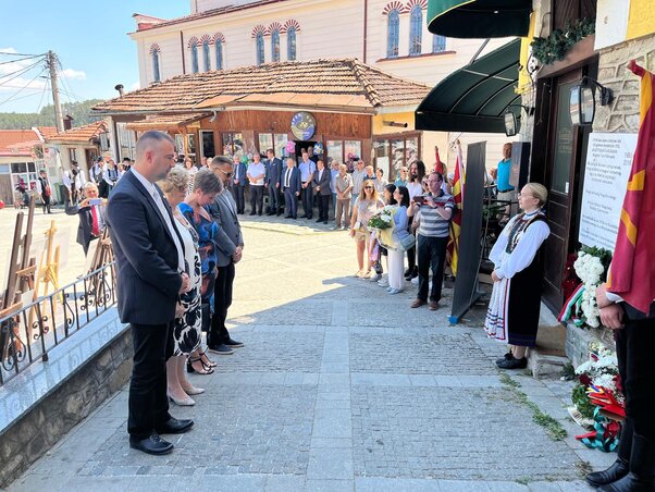 A vajdasági küldöttség tagjai megkoszorúzzák a krusevói 1956-os emléktáblát (Fotó: Harasztia Szandra)