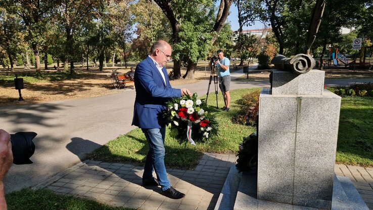 Hugyik Richárd, az MNT VB elnöke megkoszorúzza az írótábor népkerti emlékművét (Gergely József  felvétele)