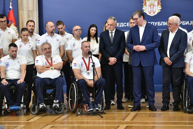 Nebojša Đurić súlylökő köszönetet mond a paralimpikonok csapata nevében (Fotó: Beta)