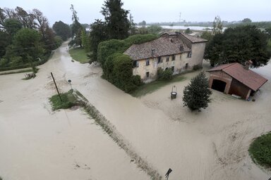 Bagnacavallonál (Emilia-Romagna) a Lamone átfolyik a gáton (Fotó: LaPresse via AP/Beta)