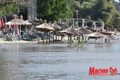 Az újvidéki strandból még maradt néhány méternyi homokos rész (Fotó: Ótos András felvétele)