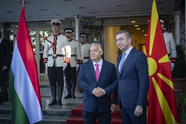 Orbán Viktor miniszterelnök (balról) és Hrisztijan Mickoszki észak-macedón kormányfő kezet fog az ohridi tárgyalásuk előtt (MTI-fotó/Miniszterelnöki Sajtóiroda)