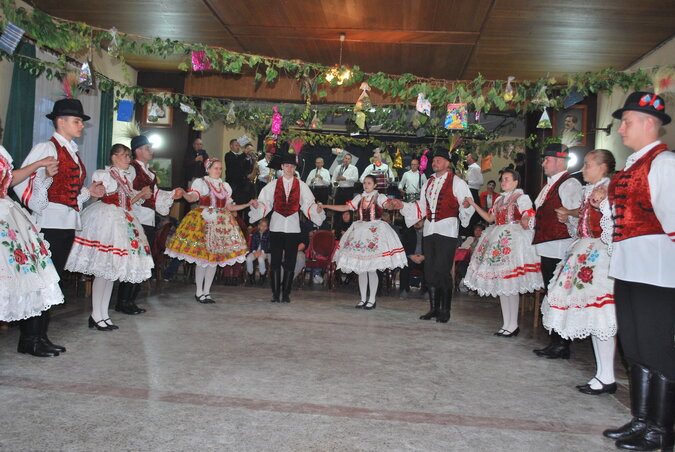 Az ifjúsági néptánccsoport a hagyományos Csősztáncot járta (Kalóci Karola)