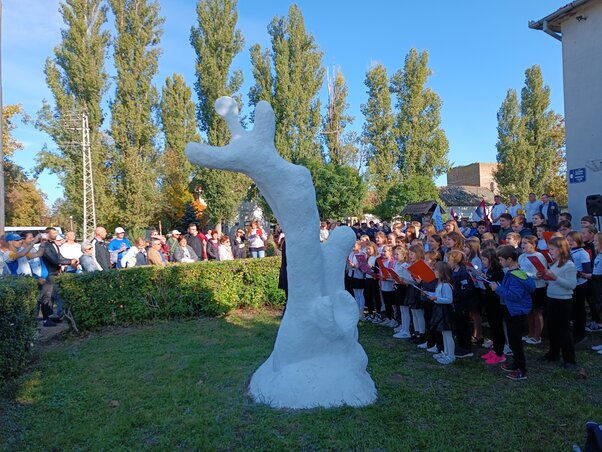 Lódi Gábor szobra mellett köszöntötték a Sri Chinmoy nevével fémjelzett Békefutás résztvevőit Bácskossuthfalván (Kazinczy Paszterkó Diana felvétele)