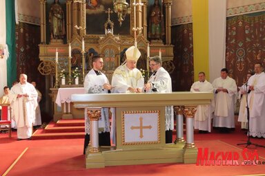 Msgr. Fazekas Ferenc, a Szabadkai egyházmegye püspöke szentelte fel a moholi templomot (Csincsik Zsolt felvétele)