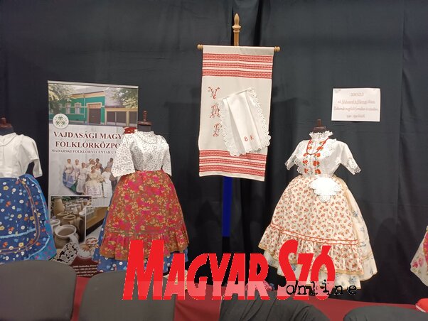 A szabadkai székhelyű Vajdasági Magyar Folklórközpont szőttesekkel, gyapjú- és rongyszőnyegekkel, valamint népviselettel és más kézimunkával is jelen volt (Fotó: Kazinczy Paszterkó Diana felvétele)