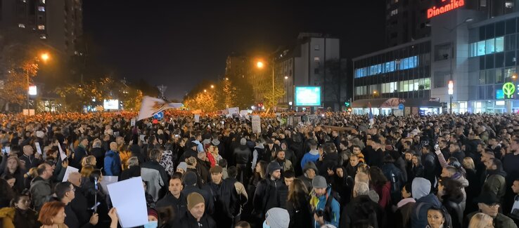 Újvidéken több tízezren vonultak a Felszabadulás sugárúton, majd haladtak később a központ felé (Dávid Csilla felvétele)