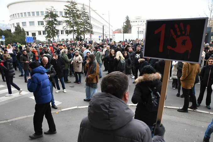 A városi képviselő-testület előtt a kora délutáni órákban nagy tömeg gyűlt össze, a polgármester menesztését követelték. Az erre vonatkozó indítvány a titkos szavazást követően megbukott, sajtóbeszámolók szerint a testület képviselői szavazattöbbséggel (48:25) elutasították. A tömeg délután 2 óra után szétoszlott, a belváros forgalmi rendje egy órával később helyreállt. Az ellenzék szerint a polgármester iránti bizalom megszavazásával a városi képviselő-testület elveszítette legitimitását, szerintük az utcákra vonuló tömeg mindennél jobban tükrözi a politikai erőviszonyokat a városban. (Fotó: Beta/AP)