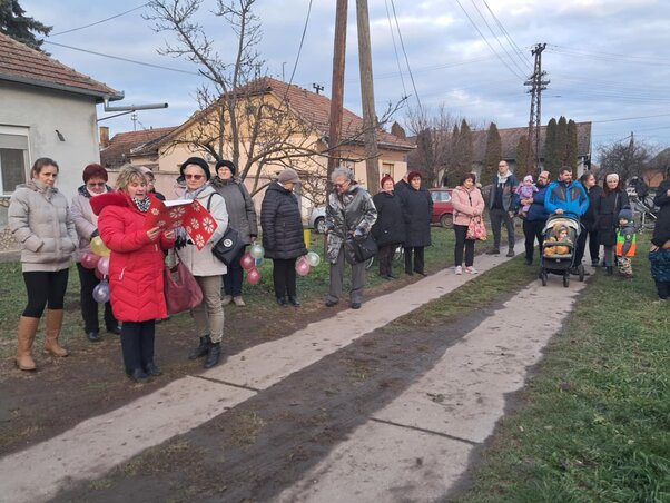 Dávid Kornélia köszönti a babákat, szüleiket és nagyszüleiket (Írisz Virágkedvelők és Környezetvédők Egyesülete)