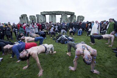 Ezrek ünnepelték szombaton a téli napfordulót a délnyugat-angliai Stonehenge ősi köveinél (Fotó: Beta/AP)