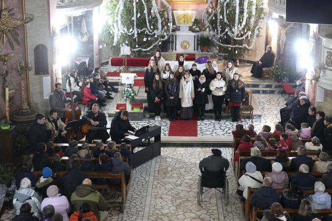 Meghitt hangulatú műsor a kishegyesi templomban (Lakatos János felvétele)