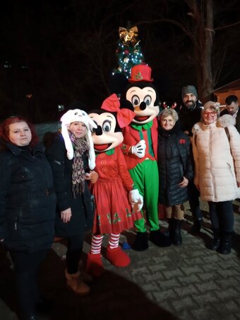 A Művelődési Ház munkaközössége a jelmezes napon Miki és Mini társaságában (Fotó: Topolya Község Művelődési Háza)