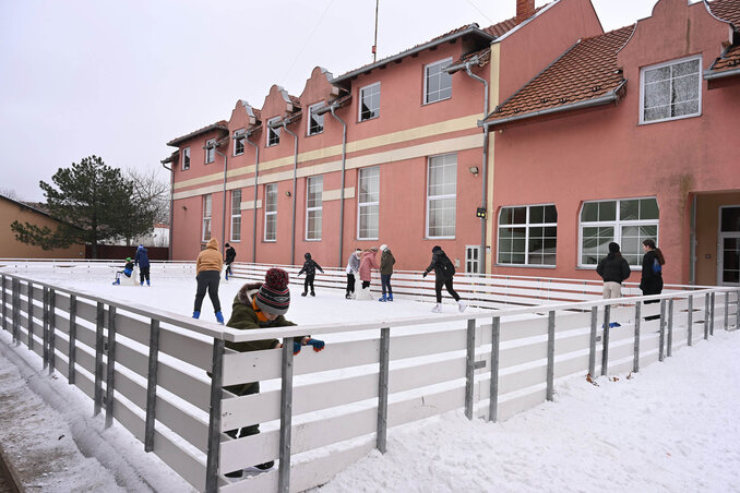 A téli szünetben sokan használják az ideiglenes korcsolyapályát / Molnár Edvárd felvétele