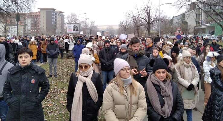 A Limánon, a Lázár cár sugárúton is nagy tömeg gyűlt össze, néma
csendben emlékeztek meg dél körül (Fotó: Brankica Brankov felvétele)