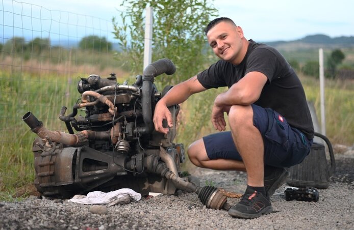 Ádám Ferenc szenvedélye a szerelés (Fotó: Mohácsi László Árpád)