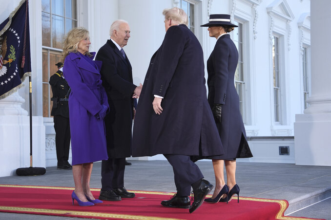 Joe és Jill Biden üdvözli a Fehér Házba érkező Donald és Melania Trumpot (Fotó: AP via Beta)