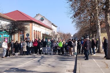 Mintegy ötvenen zárták le a Fő utcát (Tóth Péter felvétele)