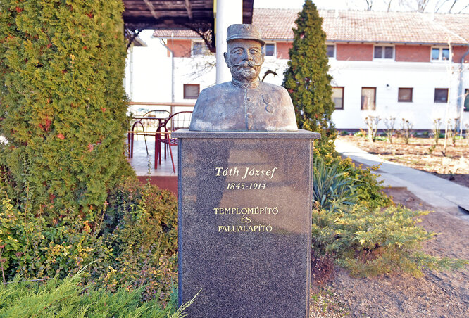 Tisztelgés Tóth József templomépítő, falualapító előtt (Gergely Árpád felvétele)