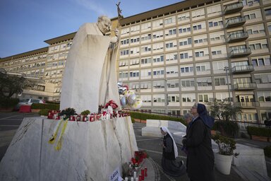 Az egyházfő február 14. óta tartózkodik a római Gemelli-klinikán (Fotó: Beta/AP)