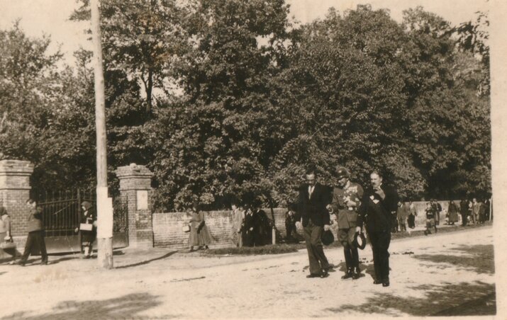 A park bejárata 1941-ben, a képen látható Gyomlai Gábor a bevonuló magyar hadsereg parancsnoka (Fotó: Vass Károly archívuma)