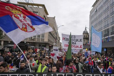 A nagykövetségek azt javasolták a szerb államvezetésnek, hogy kulcsfontosságú, hogy a belgrádi tüntetés konfliktusmentesen menjen végbe (Fotó: Beta/Darko Vojinović)