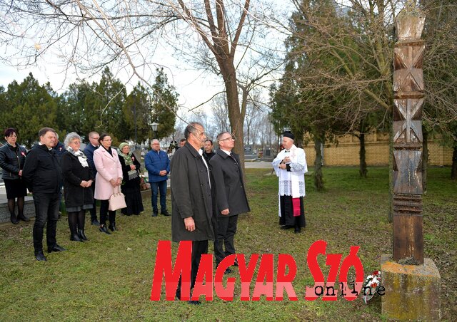 A csókai önkormányzat nevében Balázs Ferenc és Oláj Tibor koszorúzot (Fotó: Gergely József)