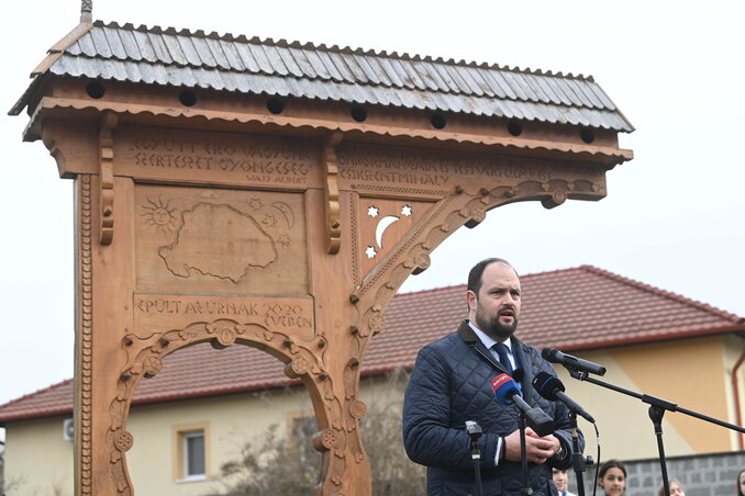 Nacsa Lőrinc, a Miniszterelnökség nemzetpolitikáért felelős államtitkára beszédet mond a székely szabadság napja alkalmából tartott megemlékezésen a XVI. kerületi Csíkszentmihály téren álló székelykapunál 2025. március 10-én (Fotó: MTI/Bruzák Noémi)