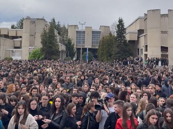 A felelősök kézre kerítését és megbüntetését követelték a szkopjei egyetemi városban tegnap összesereglettek (Fotó: printscreen/Facebook/UКIM)