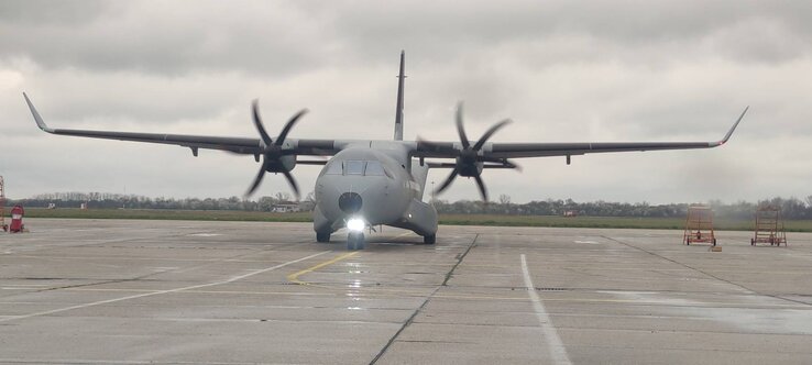 Tegnap folytatódott a segítségnyújtás és a tűzesetben sérültek evakuálása. A szerb hadsereg CASA C-295 típusú szállítógépe fedélzetén négy orvossal és négy egészségügyi technikussal indult Észak-Macedóniába, hogy újabb 12 beteget szállítson Szerbiába. Előző este a hadsereg gépével szintén 12 sérültet szállítottak hazai klinikákra (Fotó: Beta)