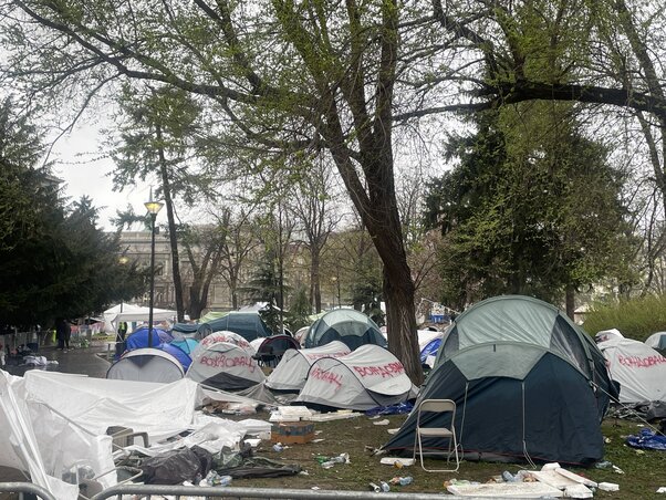 A Belgrád szívében található Pionir parkban, ahol március 6-a óta táboroztak az egyetemek blokádját ellenző „hallgatók”, már nincsenek se egyetemisták, se őket támogató polgár. A parkot továbbra is tavattazsírral bekent fémkerítések és traktorok veszik körül, amelyeket a szombati tüntetés során rongáltak meg. Tegnap csak néhány rendőr járőrözött a parkban (Fotó: Beta)