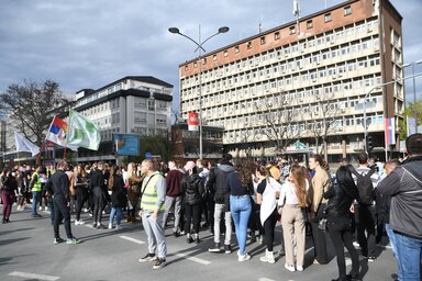 Az egyetemisták támogatásukról biztosították az országszerte letartóztatott társaikat (Fotó: Beta)